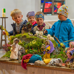 Kinder bei der Osterkrippe, gestaltet von der Familie Jakober
