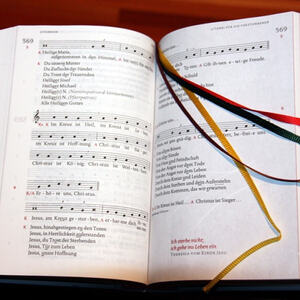 Neues Gotteslob im Gottesdienst und Männerfrühschopppen