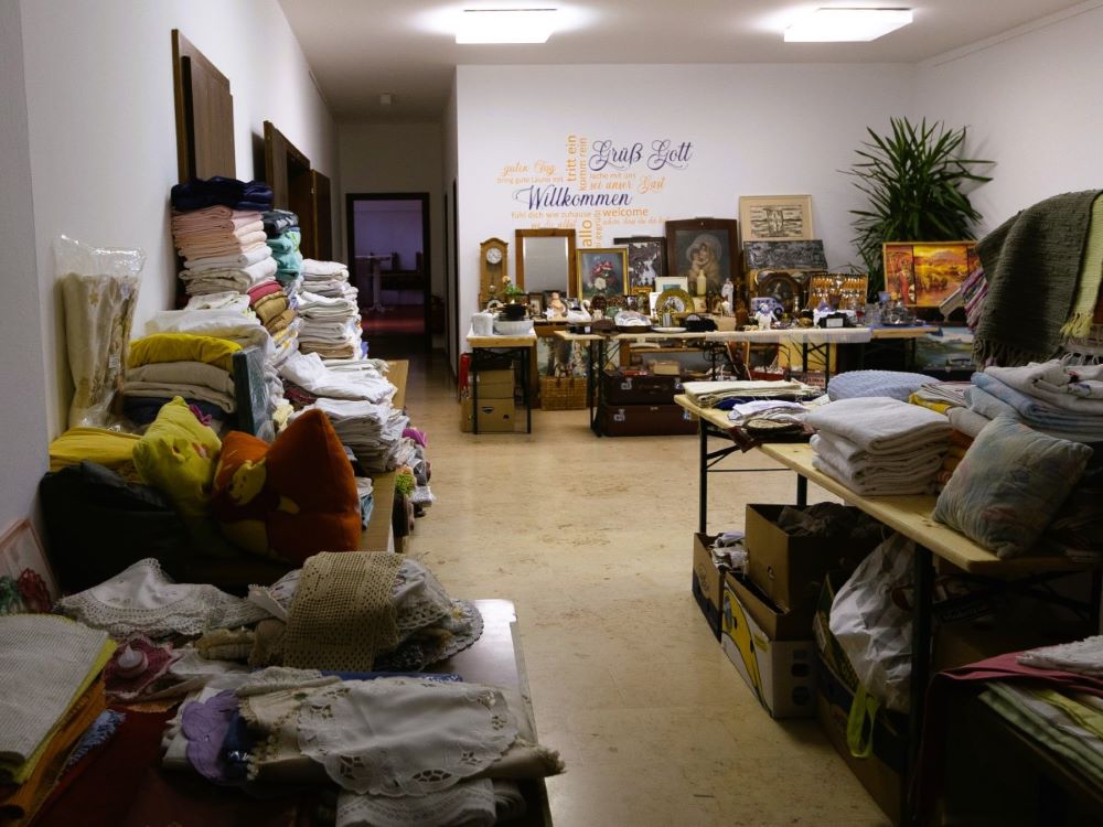 Pfarrsaal mit Flohmarktartikeln