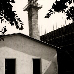 Neubau mit Turm