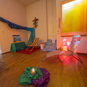Ritualstationen im Kirchenraum