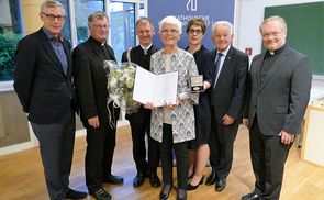 V. l.: Vizerektor Dr. Ewald Volgger, Diözesanbischof Dr. Manfred Scheuer, Rektor Dr. Franz Gruber, Ehrendoktorin Mag.a Dr.in Erna Putz, Studiendekanin Dr.in Hildegard Wustmans, LH a. D. Dr. Josef Pühringer, Generalvikar DDr. Severin Lederhilger 