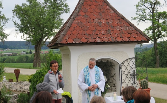            Maiandacht der KFB Ottnang bei der Kapelle von Familie Gneissl                    