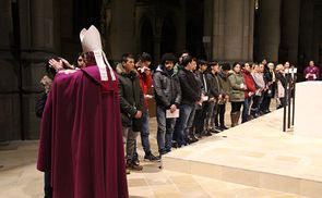 Zulassungsfeier für erwachsene TaufkandidatInnen mit Bischof Manfred Scheuer im Linzer Mariendom.
