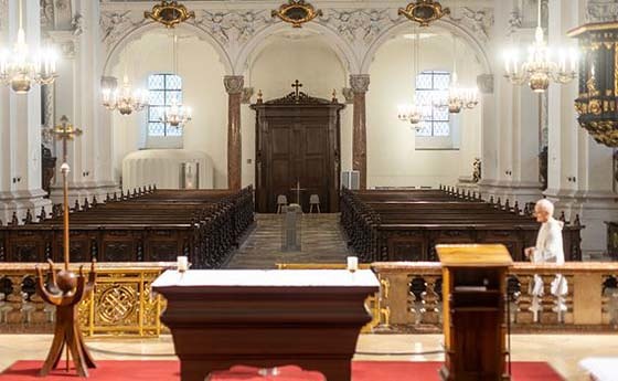 P. Werner Hebeisen SJ in der Jesuitenkirche in Linz