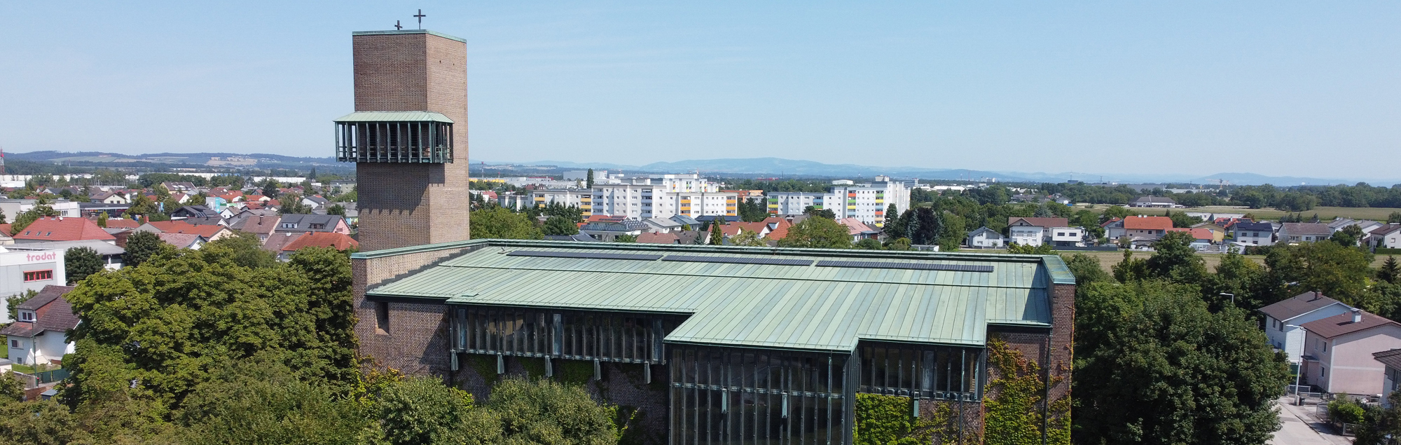 Drohnenaufnahme des Kirchturms und der Pfarrkirche Wels-St. Josef