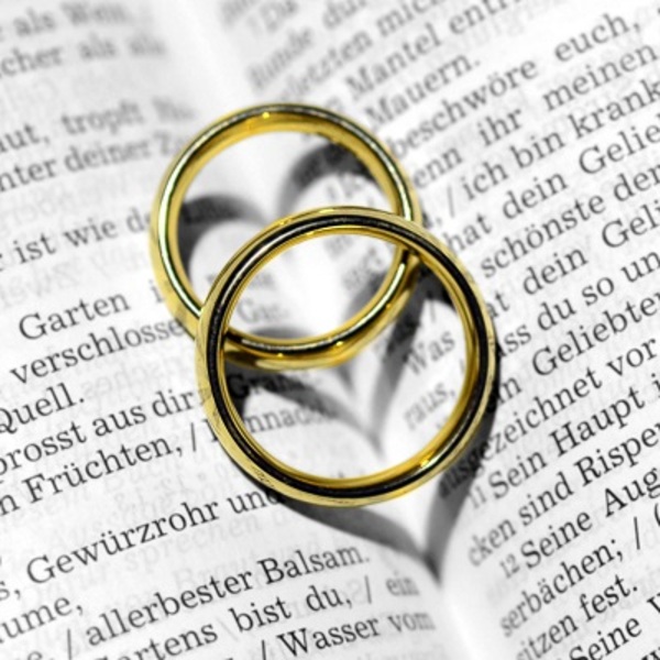 Eheringe / Christian Dörn Eheringe liegen auf der aufeschlagenen Bibel
