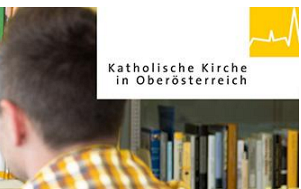 Kopf und Schultern von Mann von hinten, Bücher, Schriftzug 'katholische Kirche in Oberösterreich'