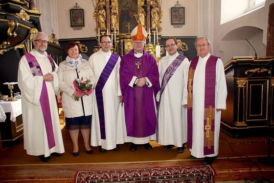 V. l.: Ausbildungsleiter Dr. Adi Trawöger, Gertraud Autengruber, Diakon Klaus Autengruber, Bischof Manfred Scheuer, Diakon Josef Greifeneder und Pfarrprovisor Dr. Johann Mittendorfer