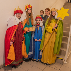 Kirchdorfer Sternsinger*innen als Teil der Sternsingeraktion 2023 / Foto Haijes Die Sternsinger*innen waren in der Pfarre Kirchdorf an der Krems unterwegs