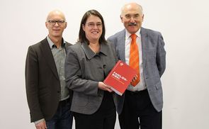 V. l.: Dr. Christoph Freilinger, Mag.a Gabriele Eder-Cakl und Dr. Franz Kogler freuen sich über die gelungene Familienbibel.