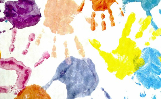 Kinder- und Erwachsenenhände
